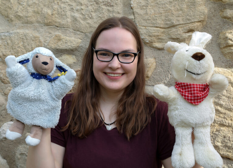 Larissa mit Emil und Friedolin (zwei Handpuppen; Emil ist eine Schafhandpuppe und Friedolin ist eine Hasenhandpuppe)