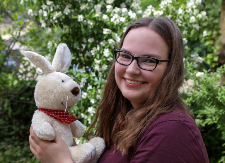 Larissa mit Friedolin (Friedolin ist eine Hasenhandpuppe)