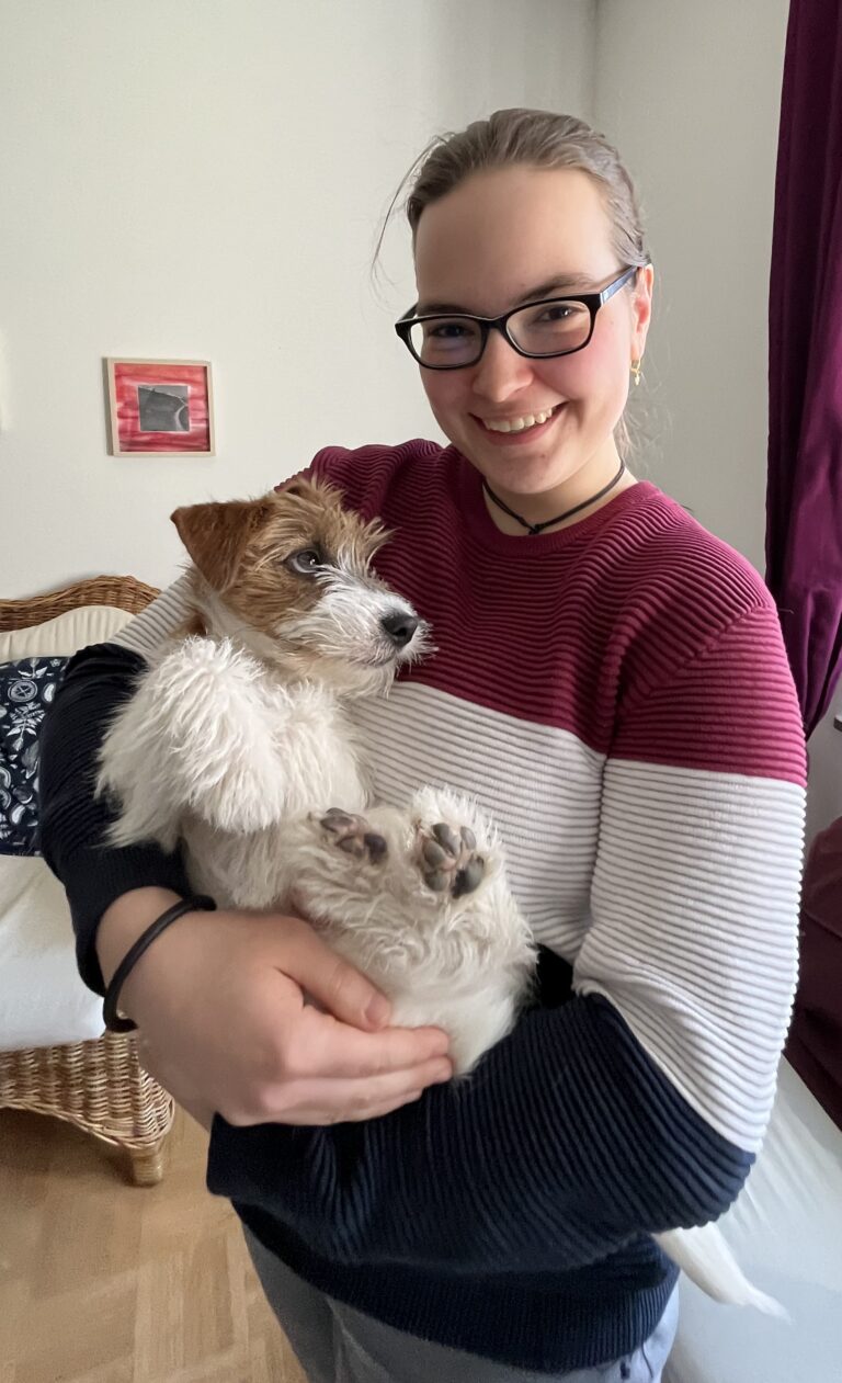 Larissa Lang mit Odin (Jack Russel Terrier Hund) auf dem Arm