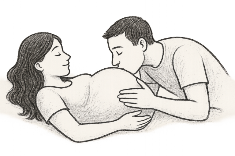 Bleistiftzeichnung eines Mannes, der den Babybauch seiner Frau küsst